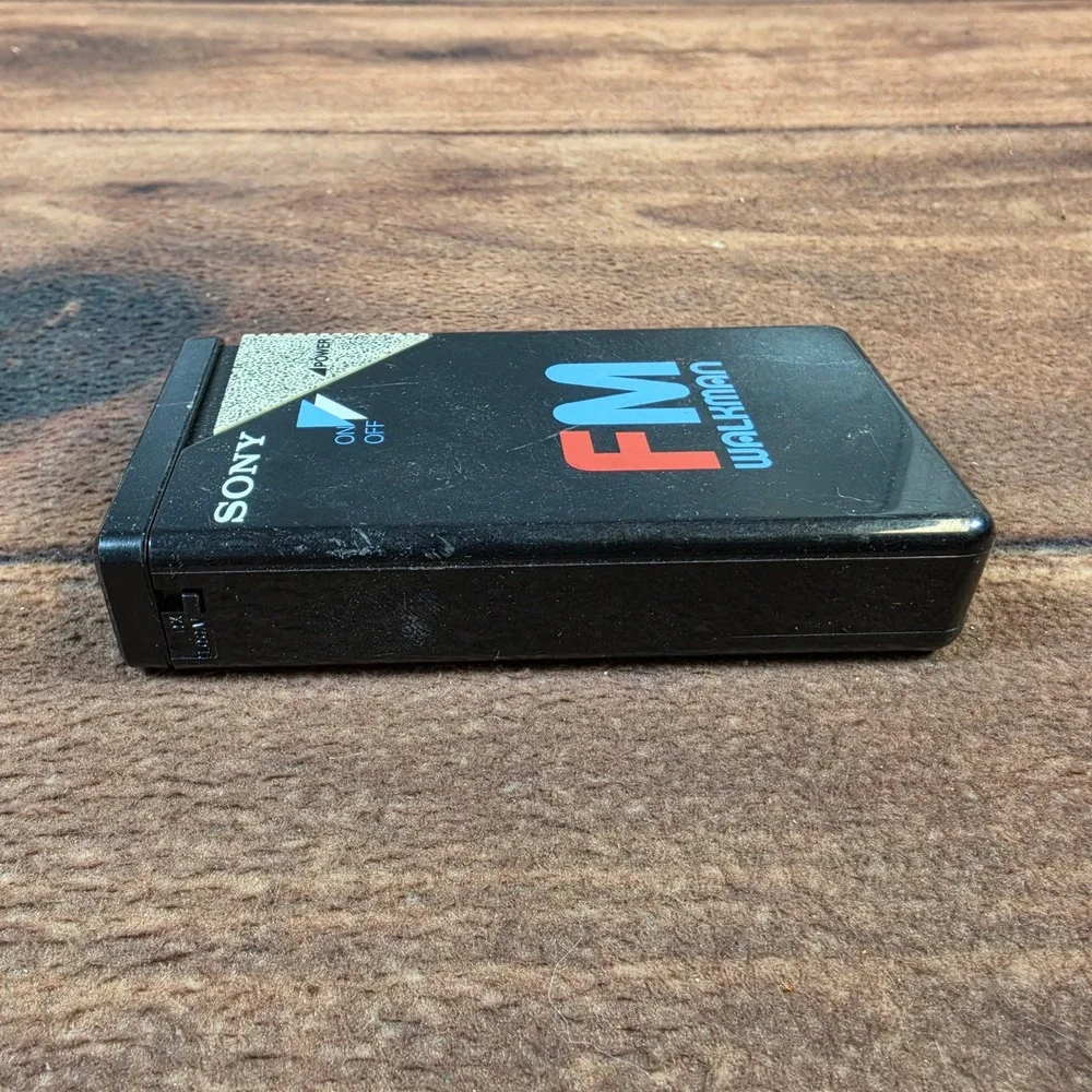 Sony FM Walkman SRF-18W Portable Radio Black For Parts Repair Retro 80s Tech